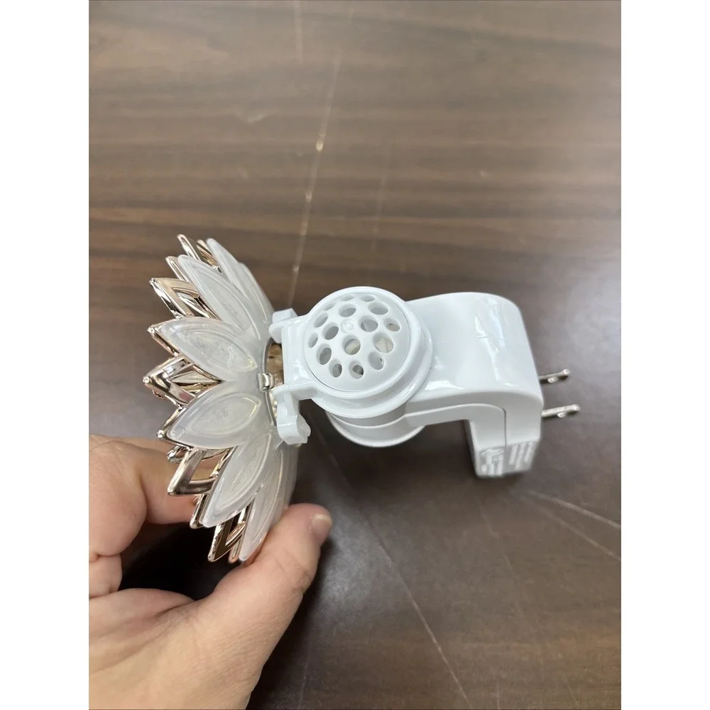 Bath & Body Works Rose Gold Sunflower Light Up Wallflowers Fragrance Plug Works - Picture 4 of 4